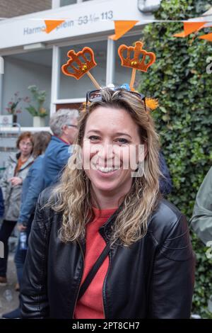 Europa, Niederlande, Utrecht, Maarssen. 27. April 2022. Frau, die an den Feierlichkeiten zum Königstag in Maarssen teilnimmt. Stockfoto