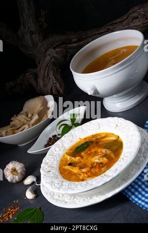 Pikante Austernsuppe mit Hühnerfleisch Stockfoto