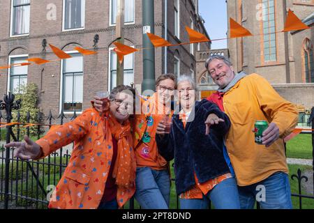 Europa, Niederlande, Utrecht, Maarssen. 27. April 2022. Menschen, die den Königstag in Maarssen feiern. Stockfoto