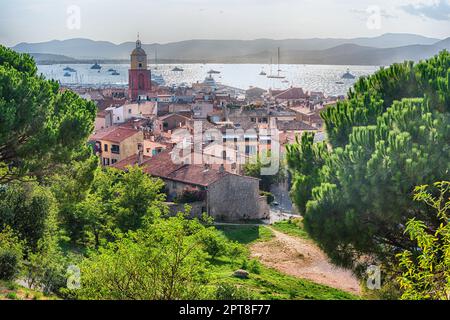 Landschaftlich schöner Blick auf Saint-Tropez vom Castle Hill, Cote d'Azur, Frankreich. Die Stadt ist ein weltweit berühmter Ferienort für den europäischen und amerikanischen Jet Set und tou Stockfoto