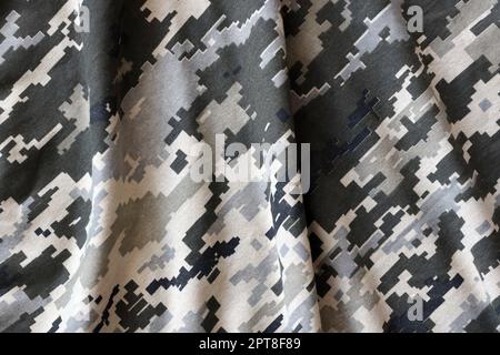 Stoff mit Textur der ukrainischen Militär verpixelt Tarnung. Tuch mit Camo-Muster in grauen, braunen und grünen Pixelformen. Offizielle Uniform von Ukrai Stockfoto