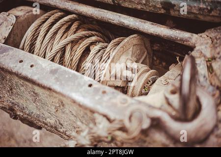 Nahaufnahme einer schmutzigen, schlammigen gebrauchten LKW-Stahlwinde. Stockfoto