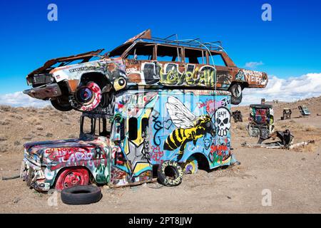 Autos versenkten sich in den Boden und besprühten sie mit Graffiti, Kunstwerken, Car-Forest, Goldfield, Nevada, USACar-Wald, Goldfield, Nevada, USACar-Wald Stockfoto