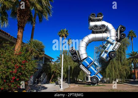 Kunstwerke aus zwei Sattelzugmaschinen vor dem Ferguson's Motel, 18b The Las Vegas Arts District, Las Vegas, Nevada, USA Stockfoto