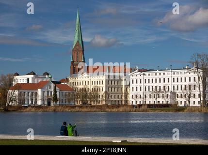 Blick auf den Schweriner Dom St. Marien und St. Johannis aus der Floating Meadow, Schwerin, Mecklenburg-Vorpommern, Deutschland Stockfoto