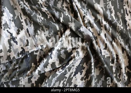 Stoff mit Textur der ukrainischen Militär verpixelt Tarnung. Tuch mit Camo-Muster in grauen, braunen und grünen Pixelformen. Offizielle Uniform von Ukrai Stockfoto