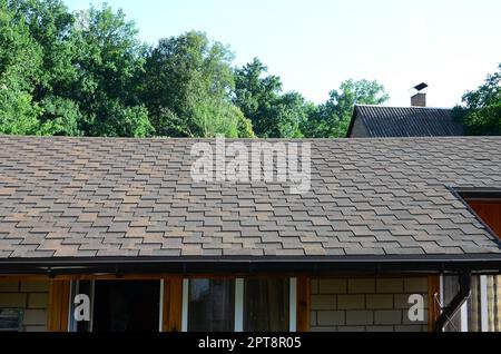 Moderne Bedachung und Dekoration von Schornsteinen. Flexible Bitumen oder Schiefer Schindeln in rechteckiger Form in der Perspektive. Stockfoto