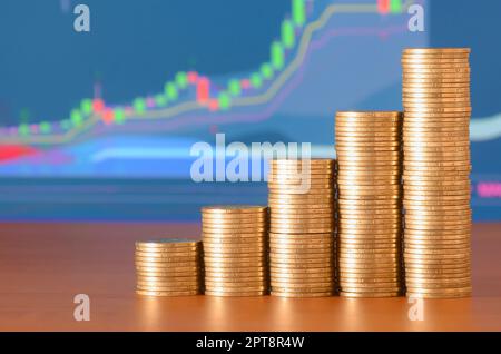 Goldene Münze Stapel angeordnet als Grafik angezeigt. Die Spalten von Münzen, schritt der Stapel Münze. Geschäftliche und finanzielle Konzept Idee Stockfoto