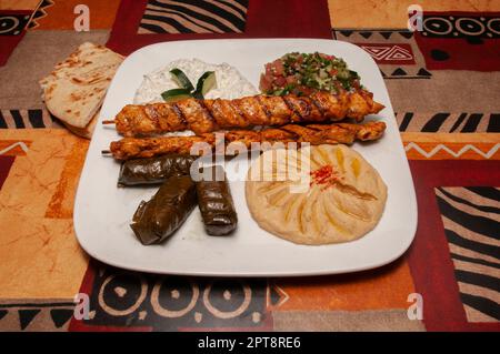 Authentische mediterrane Küche, bekannt als zaki Chicken Platter Stockfoto