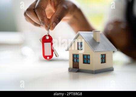 African American Real Estate Agent Gibt Hausschlüssel Stockfoto