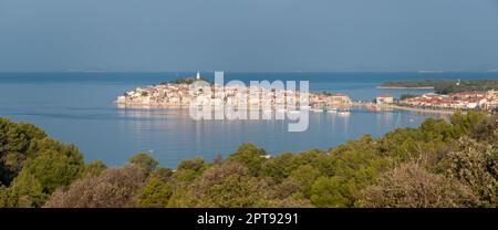 Panoramablick auf die malerische Altstadt Primosten an der adriaküste in Dalmatien, Kroatien. Stockfoto