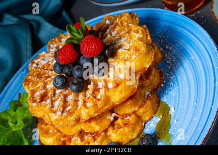 Einfache süße Waffeln mit Himbeeren und Heidelbeeren Stockfoto
