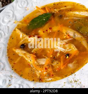 Pikante Austernsuppe mit Hühnerfleisch Stockfoto