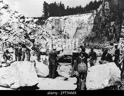 Häftlinge bei Zwangsarbeitssteinen im Wiener-Graben-Steinbruch im Konzentrationslager Mauthausen. Stockfoto