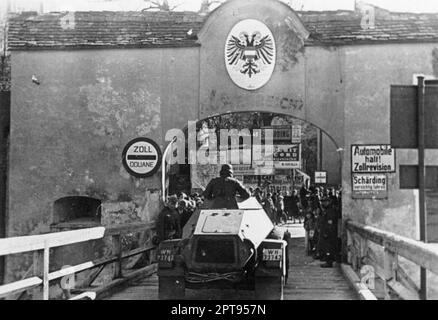 Deutsche motorisierte Einheiten, die die deutsche österreichische Grenze bei Schärding am 13. März 1938 während der Invasion überqueren, die zur Annexion und Eingliederung Österreichs in das Deutsche Reich führte. Photo Bundesarchiv, Bild 137-049270/CC-BY-SA 3,0 Stockfoto