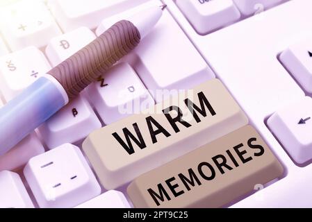 Textschild mit Warm Memories, Word Written On, das an die unvergessliche Sammlung vergangener Ereignisse erinnert Stockfoto