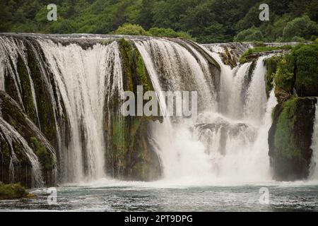 Una Schlucht mit Wasserfällen Kaskade Strbacki buk im Nationalpark Una in der Nähe von Kulen Vakuf, Bosnien und Herzegowina. Stockfoto