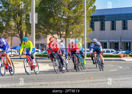 Victorville, CA, USA – 26. März 2023: Straßenrennen für Männer im Rahmen einer Veranstaltung von Majestic Cycling in Victorville, Kalifornien. Stockfoto