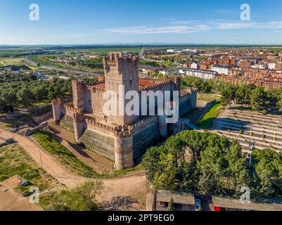 Panoramablick aus der Vogelperspektive auf die mittelalterliche Burg La Mota in Medina del Campo, Valladolid, Castilla y Leon, Spanien Stockfoto