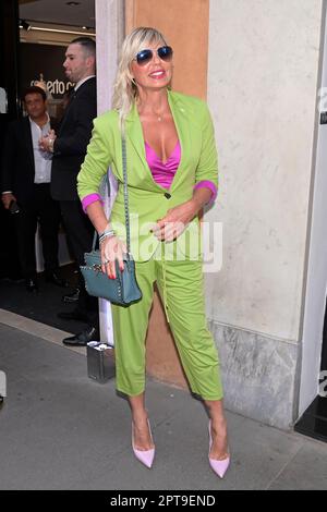 Rom, Italien. 27. April 2023. Matilde Brandi nimmt an der Eröffnung des neuen Ladens von Roberto Cavalli in der Via del Babuino Teil. Kredit: SOPA Images Limited/Alamy Live News Stockfoto