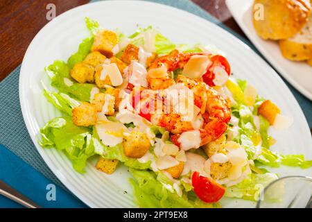 Caesar Salat mit Garnelen Stockfoto