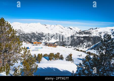 Menschen, Familien, Skifahrer und Snowboarder entspannen und Spaß haben im Winter in Soldeu Skilifte Cross Center, Grandvalira, Andorra, Pyrenäen Stockfoto