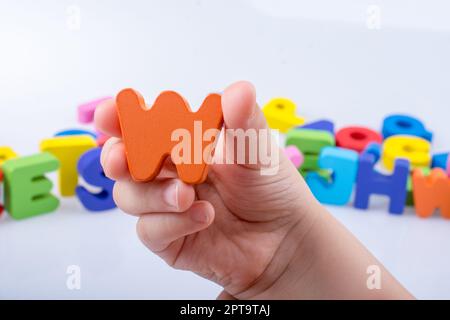 Hand schreiben cube W aus Holz Stockfoto