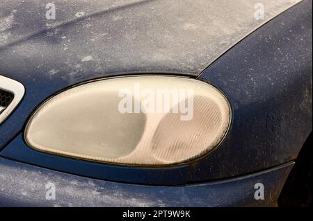 Der Frontscheinwerfer des Fahrzeugs ist mit Frost bedeckt. Hochwertiges Foto Stockfoto