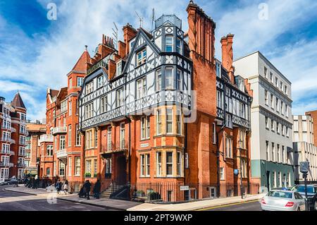 Spaziergang durch die malerischen Straßen des Viertels Knightsbridge im Zentrum von London, England, Großbritannien Stockfoto