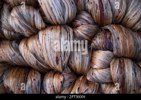 Dickes goldenes Paket nasser roher Jute-Faser-Textur Hintergrund Stockfoto