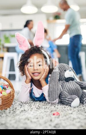 Nimm Ostern in der Eierkellerei. Ein junges Mädchen, das auf dem Boden sitzt und zu Hause ostereier hat Stockfoto