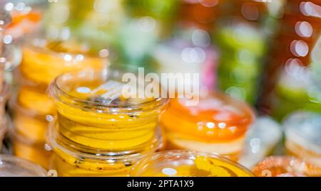 Vorverpackte Lebensmittel, die in einem Supermarkt zum Verkauf angeboten werden. Stockfoto