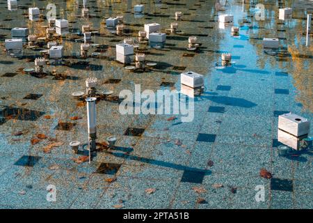 Der Springbrunnen wurde für die kalte Jahreszeit abgeschaltet. Blick auf den Unterwasserteil des abgeschalteten modernen Brunnens. Stockfoto