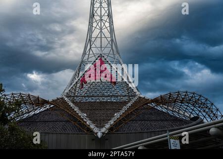Melbourne, Australien, 28. April 2023. Klimaaktivist von Extinctiojn Rebellion klettert den Turm des Melbourne Arts Centre hoch und entfaltet ein Banner mit der Aufschrift „Occupy for Climate“. Matt Hrkac/Alamy Live News Stockfoto