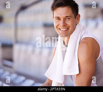 Das Gefühl, dass Übung hoch. Porträt eines Sportlers, der eine Pause vom Training einnimmt Stockfoto