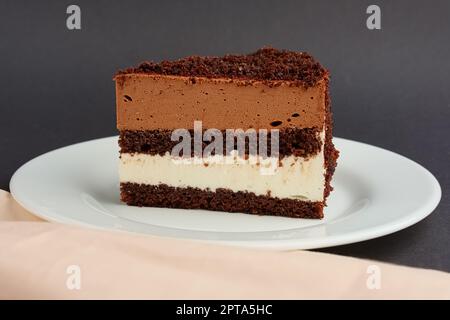 Portion Schokolade Torte auf Platte Stockfoto