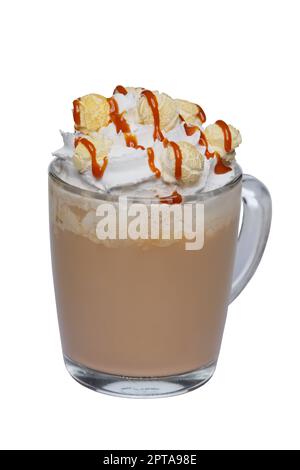 Kaffee-Cocktail mit Schlagsahne, Popcorn und Karamell in transparentem Glas, isoliert auf weißem Hintergrund. Stockfoto