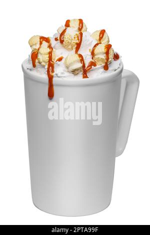 Kaffee-Cocktail mit Schlagsahne, Popcorn und Karamell in hoher Keramiktasse isoliert auf weißem Hintergrund. Stockfoto