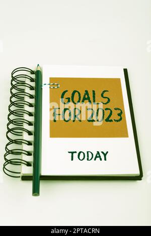Unterschreiben Sie die Ziele für 2023The entsprechend den Dingen, die Sie in 2023 haben und erreichen möchten, Word schreibt auf die folgenden Dinge, die Sie haben möchten und ach Stockfoto