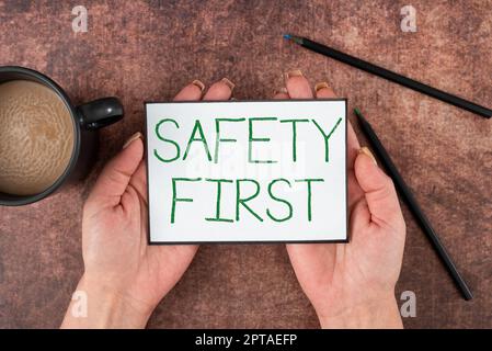 Konzeptionelle Darstellung Sicherheit zuerst, Geschäftsvorstellung Vermeiden Sie unnötige Risiken sicher leben Vorsicht walten lassen Stockfoto