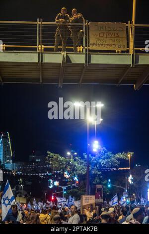 Israel. Zwei Polizisten der Grenzpolizei beobachten von der Brücke, die den israelischen Superemmengerichtshof mit einem nahegelegenen Komplex verbindet, während einer Kundgebung zur Justizreform. Die Demonstration, eine der größten in der Geschichte des Landes, wurde zur Unterstützung der vorgeschlagenen Justizreformen abgehalten, die heftig zwischen denen debattiert wurden, die sie für notwendig erachten, um die übermäßigen Befugnisse des Gerichts zu beseitigen. Und diejenigen, die diese Reformen als Gefahr für die israelische Demokratie ansehen. Stockfoto