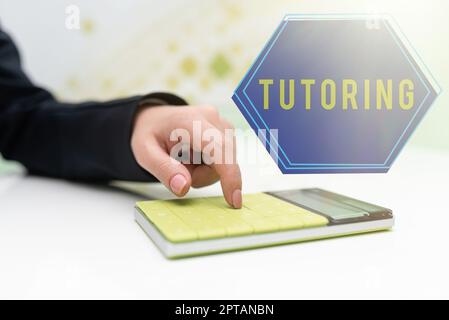 Schreiben Text anzeigen Tutoring, Geschäftsübersicht eine Handlung einer Person, die mit der Verwaltung von Wissen an eine Person beschäftigt ist Stockfoto