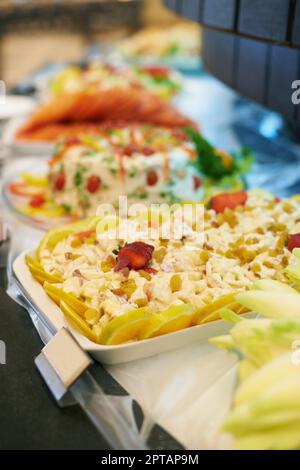 Verwöhnt durch die Wahl. Eine Auswahl an frischen Speisen auf einer Buffettheke Stockfoto