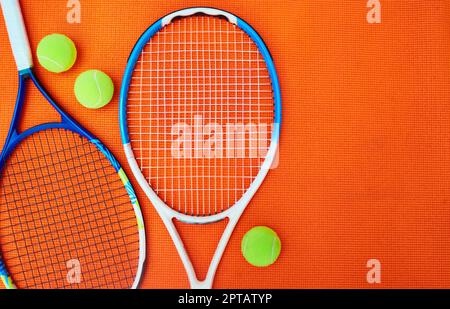 Du hast deinen Gegner getroffen. Aufnahmen aus einem großen Winkel mit Tennisausrüstung auf einem orangefarbenen Hintergrund im Studio Stockfoto