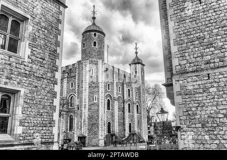 LONDON - 13. APRIL 2022: Der Weiße Turm, eines der wichtigsten Gebäude im Tower of London, der ikonische Königspalast und die Festung in England, Großbritannien Stockfoto