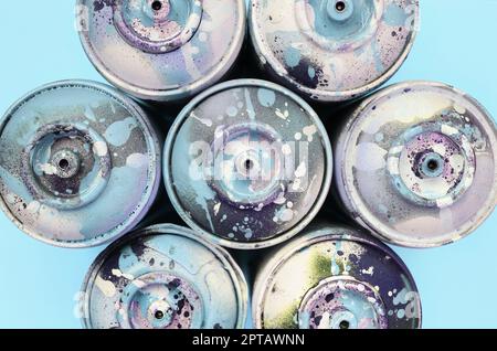 Ein paar verwendet Spraydosen mit blauer Farbe tropft liegen auf Textur Hintergrund der Mode pastell-blaue Farbe Papier in minimalen Begriff. Stockfoto