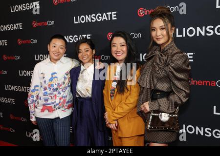 Las Vegas, Usa. 27. April 2023. Sabrina Wu (M), Stephanie Hsu, Sherry Cola und Ashley Park Ankunft für den roten Teppich CinemaCon 2023 Lionsgate im Caesars Palace, Las Vegas, Nevada am Donnerstag, den 27. April 2023. Foto: James Atoa/UPI Credit: UPI/Alamy Live News Stockfoto