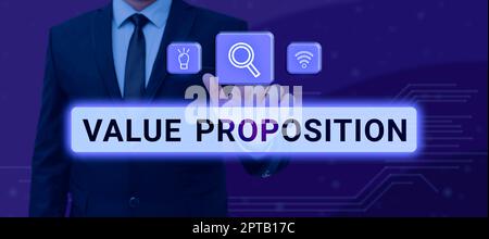 Textschild mit der Aufschrift „Investieren Sie in sich selbst“, „Business Idea Service“ machen Unternehmen oder Produkte für Kunden attraktiv Stockfoto