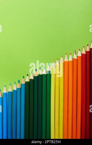 Was ist Ihre Lieblingsfarbe? Studioaufnahme verschiedener Buntstifte vor grünem Hintergrund Stockfoto