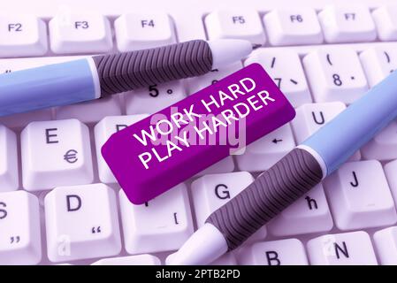 Schreiben Ausstellen von Text Work Hard Play Harder, Internetkonzept A Balance Life Have a Break to Relaxing Stockfoto